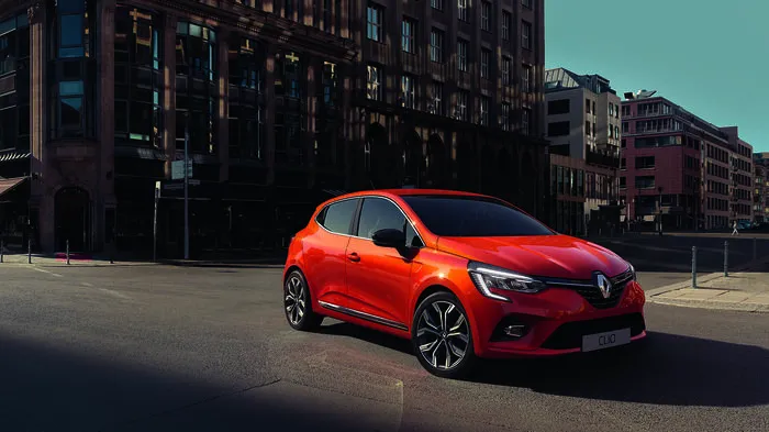 Renault rückt den Rhombus zurecht: Der neue Clio, der seine Publikumspremiere am 5. März auf dem Genfer Autosalon gibt, trumpft in seiner fünften Generation mit einem größeren und weiter nach unten gezogenen Kühlergrill auf, in dem das charakteristische Logo der französischen Marke prangt.