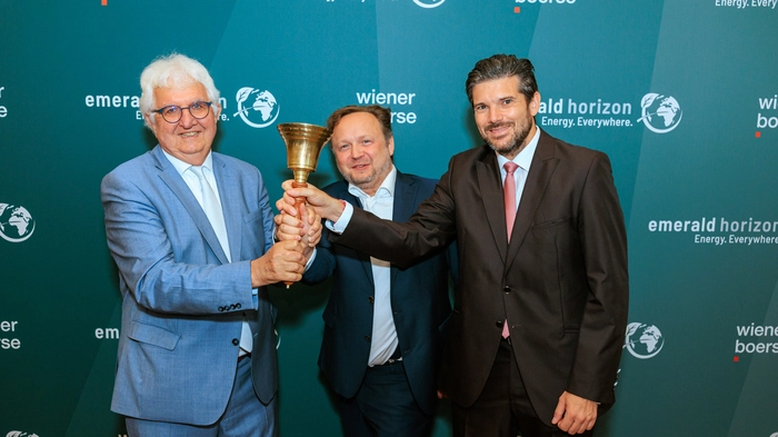 Läuteten die symbolische Glocke zum Handelsstart: Robert Holzmann, Vice President International Relations Emerald Horizon AG, Florian Wagner, CEO, und Philipp Pölzl, Vice President Operations, (v.l.) 