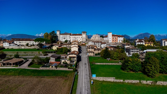 Das beim Erdbeben 1976 in Friaul zu großen Teilen zerstörte Castello Colloredo  di  Monte  Albano in Italien wurde jetzt wiederaufgebaut