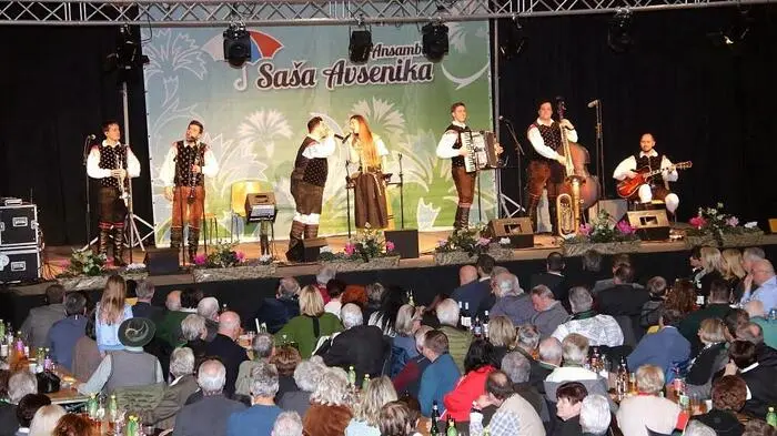„In meinem Landcafé in Afling hätte ich wohl Probleme mit der Unterbringung der Besucher gehabt“, scherzt Markus Kern und freute sich über die Hunderten Gäste, die gekommen waren, um das Gastspiel des berühmten Ensembles „Sašo Avsenik & seine Oberkrainer“ miterleben zu können.