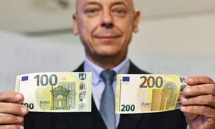 Nationalbank-Präsident Kurt Pribil mit den neuen Scheinen