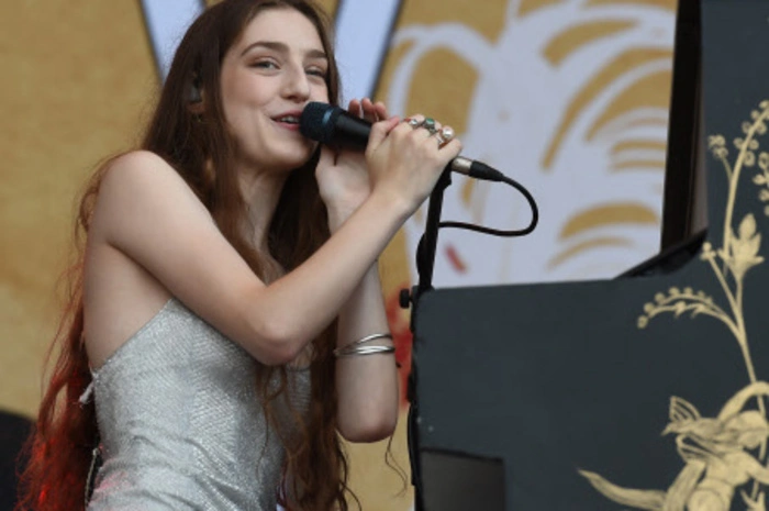 Der erste musikalische Leckerbissen des Tages wurde von der 21-jährigen Indie-Folk Musikerin "Birdy" beigesteuert...