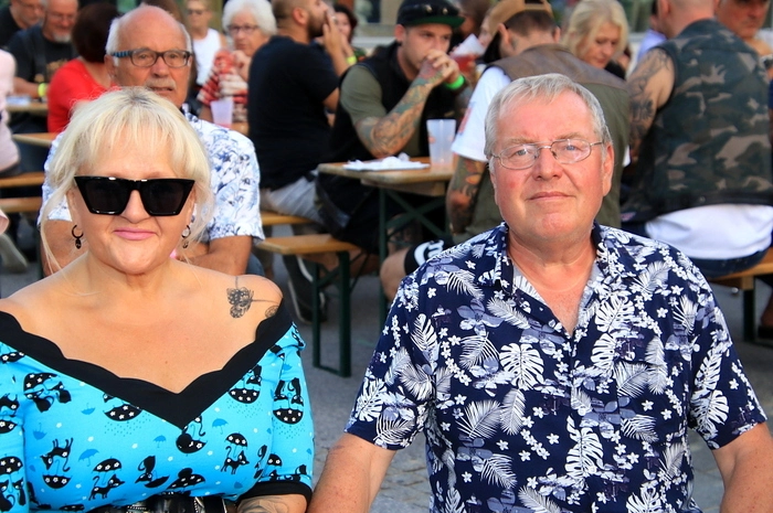 Hits von Elvis Presley, Chuck Berry und Johnny Cash rissen die Besucher zu Beifallsstürmen und auch zum Tanzbein-Schwingen hin.