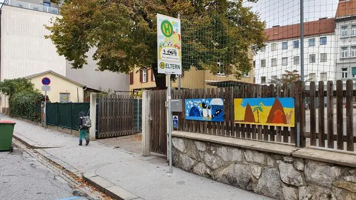 Vor der Volksschule Krones existiert bereits eine Schulstraße