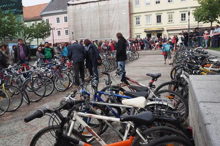 Das erste Rad, ein rotes Mountainbike ohne Sattel, wurde um 40 Euro plus 22 Prozent Steuer in Richtung Ebenthal weggeschoben.