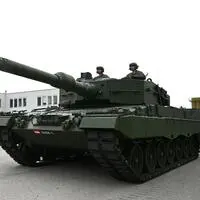 Links der Schützenpanzer „Ulan“, rechts der Kampfpanzer „Leopard“ 2A4. Beide bilden das Rückgrat der mechanisierten Kräfte