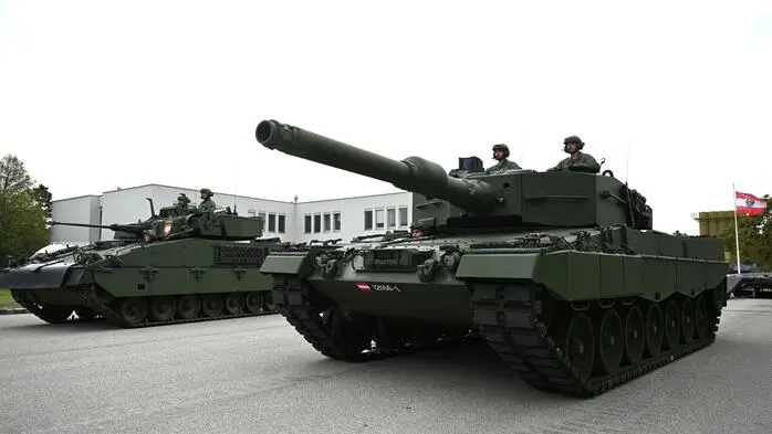 Links der Schützenpanzer „Ulan“, rechts der Kampfpanzer „Leopard“ 2A4. Beide bilden das Rückgrat der mechanisierten Kräfte