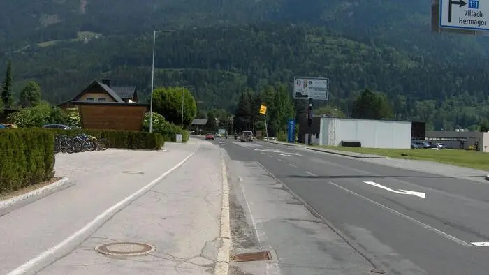 Ein Abschnitt der B110 Plöckenpass Straße im Ortsgebiet von Kötschach wird saniert
