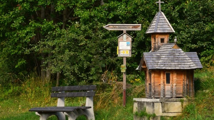 Das Modell im Maßstab 1:5 weist den Weg zur Jakobskapelle.