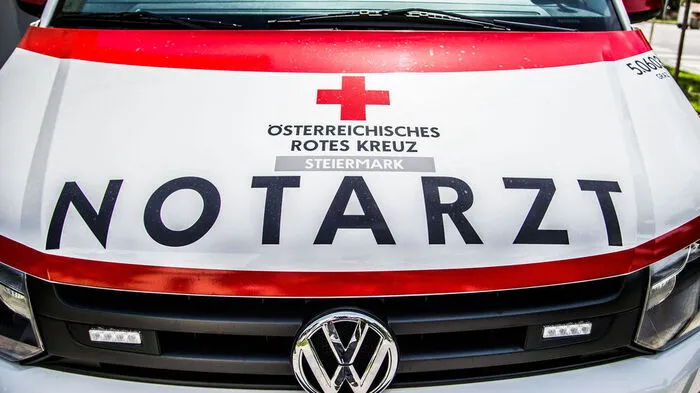 Junge Frau wurde schwer verletzt, als sie ohne Helm mit dem Rad gegen eine Mauer prallte
