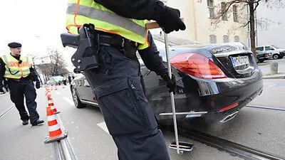 Ein Auto, das vor dem Konferenzgebäude auf Bomben untersucht wird