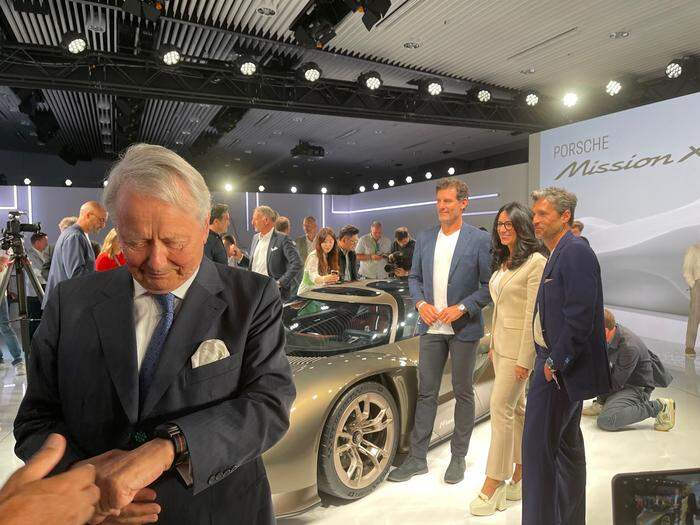 Exklusive Weltpremiere: Wolfgang Porsche und im Hintergrund: Ex-F1-Star Mark Webber, Porsche-Vorstandsmitglied Barbara Frenkel und Schauspieler und Racer Patrick Dempsey