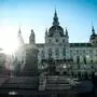 Blick auf Grazer Rathaus, gegen die Sonne und mit dem Brunnen im Vordergrund