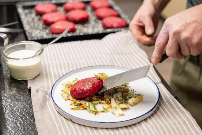 Rote Rüben Polenta Laibchen auf Chinakohl zubereitet. 