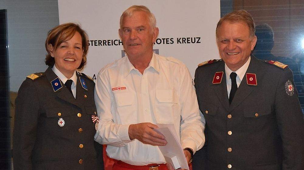 Eva Hagen und Peter Ambrozy (rechts), Präsident des Roten Kreuzes, zeichneten Richard Kienberger aus