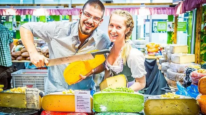 Kulinarik ohne Ende. Dieser farbenprächtige Stand – mit Amir Skendic und Lena Rosenkranz hinter der Verkaufstheke – nennt sich „Käsehimmel“. Neben Kochshows – mit täglich wechselnden Köchen – gibt es auf der Messe unter anderem ein „Craft-Beer-Festival“. Das Craft-Beer kommt aus Nordamerika und England und gilt als sehr würzig. 