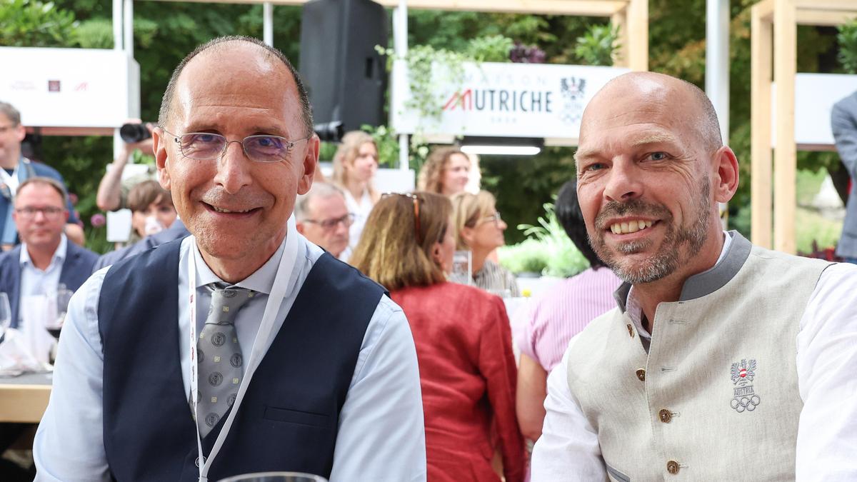 Der Politologe Peter Filzmaier im „Maison d‘Autriche“ im Gespräch mit ÖOC-Sportdirektor und „Chef de Mission“ in Paris, Christoph Sieber  