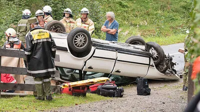 Das Fahrzeug überschlug sich und blieb auf dem Dach liegen