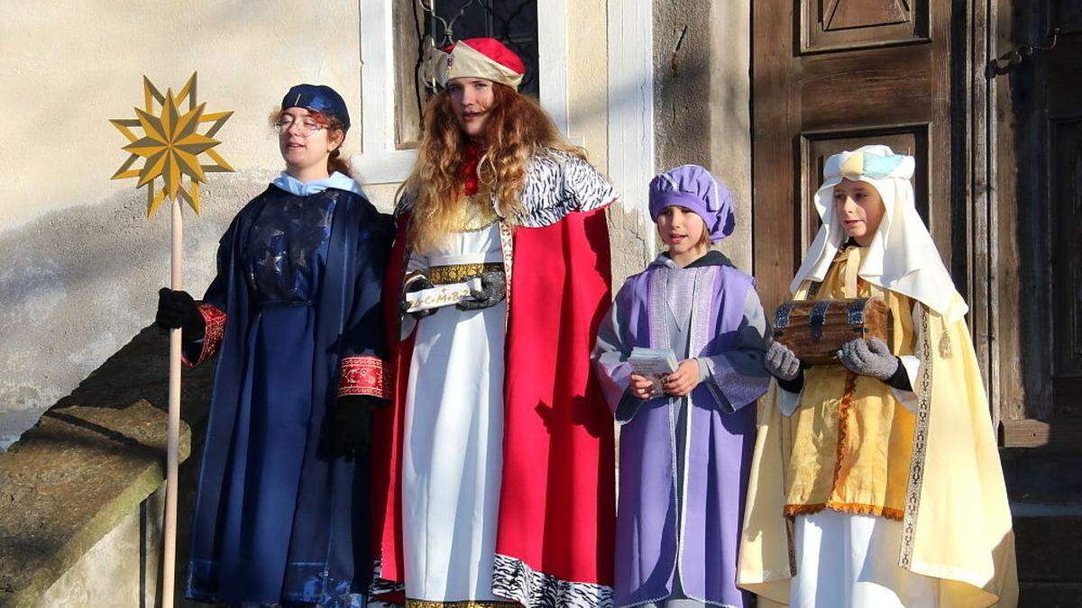 Vor der Kirche in St. Johann verteilten die Sternsinger den Haussegen