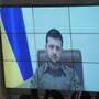 Per Video ist Ukraine-Präsident Selenskyj immer wieder zur Veranstaltung zugeschaltet