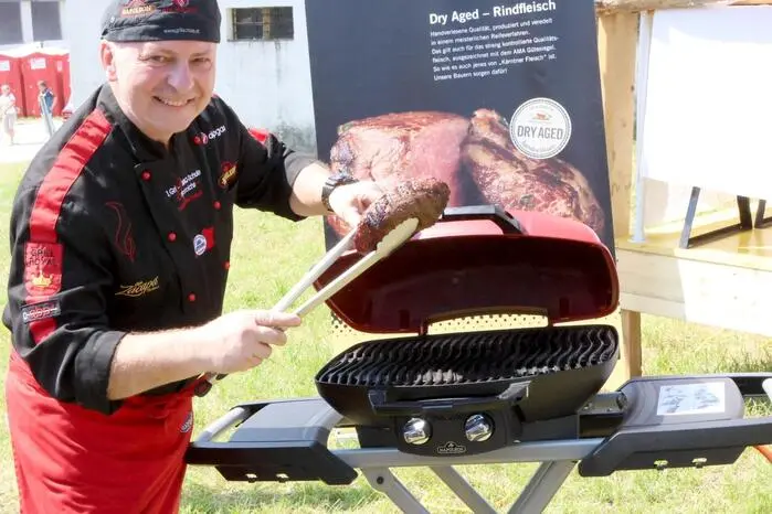 Als treuer Besucher des Rindfleischfestes auch heuer wieder mit dabei: Doppel-Grillweltmeister Adi Matzek, der wertvolle Tipps für alle Grillbegeisterten und Hobbyköche parat hatte. 