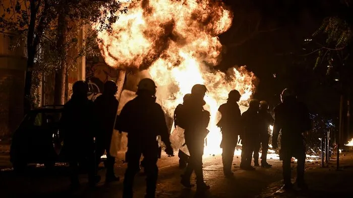 Zehn Jahre nach dem Tod eines 15-Jährigen durch eine Polizeikugel ist es in der Nacht auf Freitag zu Ausschreitungen in Athen und anderen Städten Griechenlands gekommen.