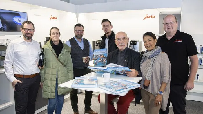 Thomas Herget, Claudia Lechner, Oliver Zwanzger, Kunde Gerhard Slamanig, Otto und Shirley Retzer mit Ingo Bender (von links) bei der Eröffnung im neuen Store