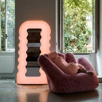 Erdbeerfarbenes Licht: „Ultrafragola“ ist gleichzeitig Spiegel und Leuchte und wurde von Ettore Sottsass für Poltronova in den 1970er Jahren entworfen.