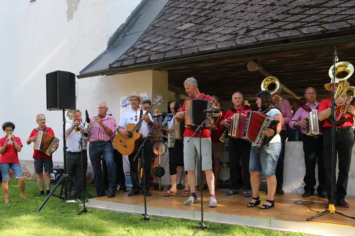 Die Jauntaler Musikantenstammtisch war mit zahlreichen Musikanten vertreten.