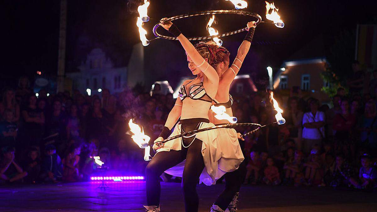 Besonders großes Publikumsinteresse fand die spektakuläre Feuershow der Gruppe „Anta Agni“ aus Slowenien