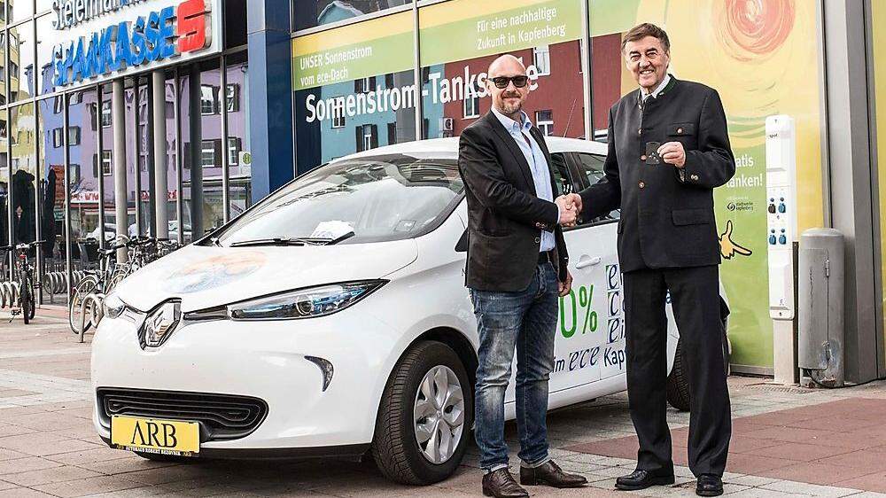 Das neueste Mitglied in der ece-Familie von Heribert Krammer (r.): ein Elektroauto zum Ausleihen