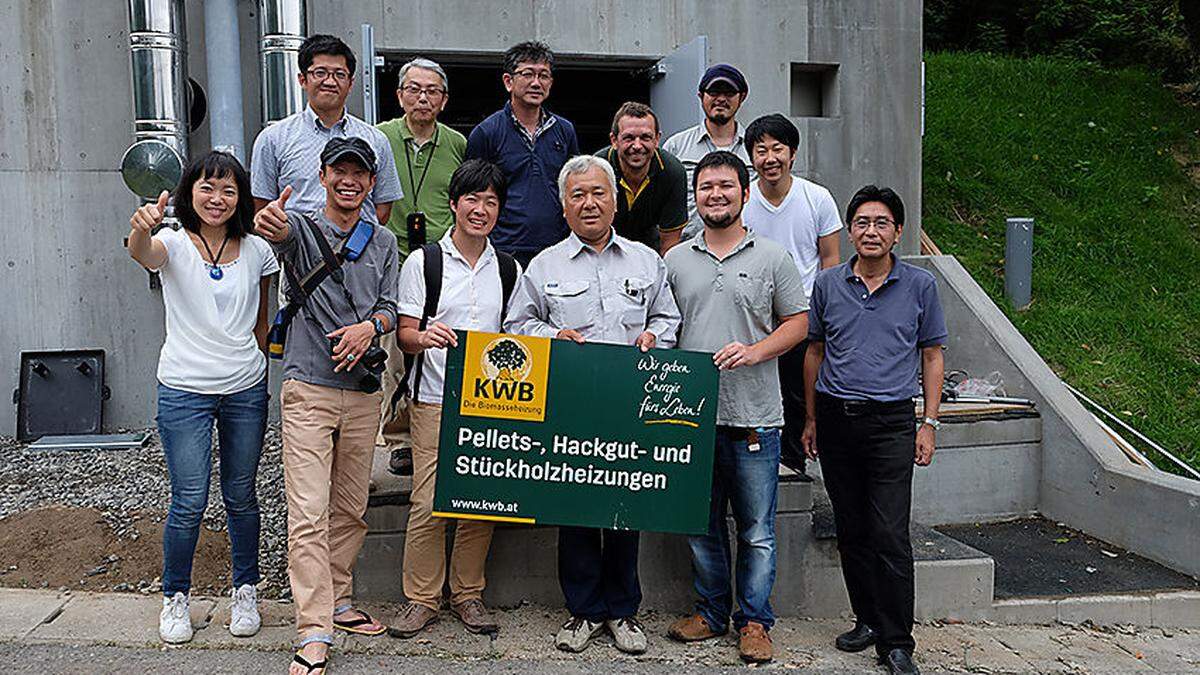 Mitarbeiter und Betreiber des Onsen im japanischen Tono arbeiteten am Aufbau der ersten KWB-Anlage mit.