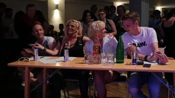 Insgesamt 16 Sänger nahmen am "33. Schlagersängerwettbewerb" beim Volksfest in Pischelsdorf teil. Bewertet wurden sie von einer Fachjury.