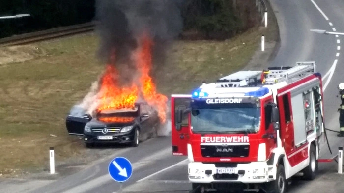  Bilder von den Löscharbeiten.