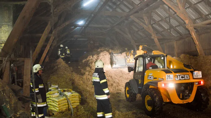 Warum es Samstagabend im Heulager eines Landwirtes in Unteramlach zu einer Überhitzung kam, ist noch unklar.
