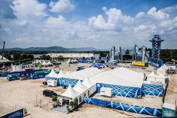 Gegenüber des Konzertareals befindet sich der ausgedehnte VIP-Bereich, links von der Main Stage die Hardstyle-Stage in der Steiermarkhalle und ganz links in der Davis-Cup-Halle die Moon Stage.