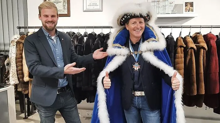 Der bisherige Herzog "Philipp I" Philipp Subosits (links) präsentiert mit Andy Kainz seinen Nachfolger 