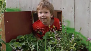 Nachwuchsgärnter Domenik Kampitsch nahm im Bewerb "Kind und Garten" teil