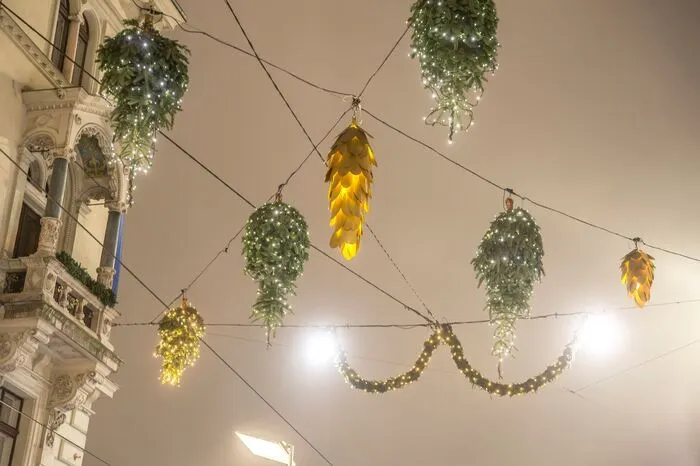... mit den umgedrehten Christbäumen ...