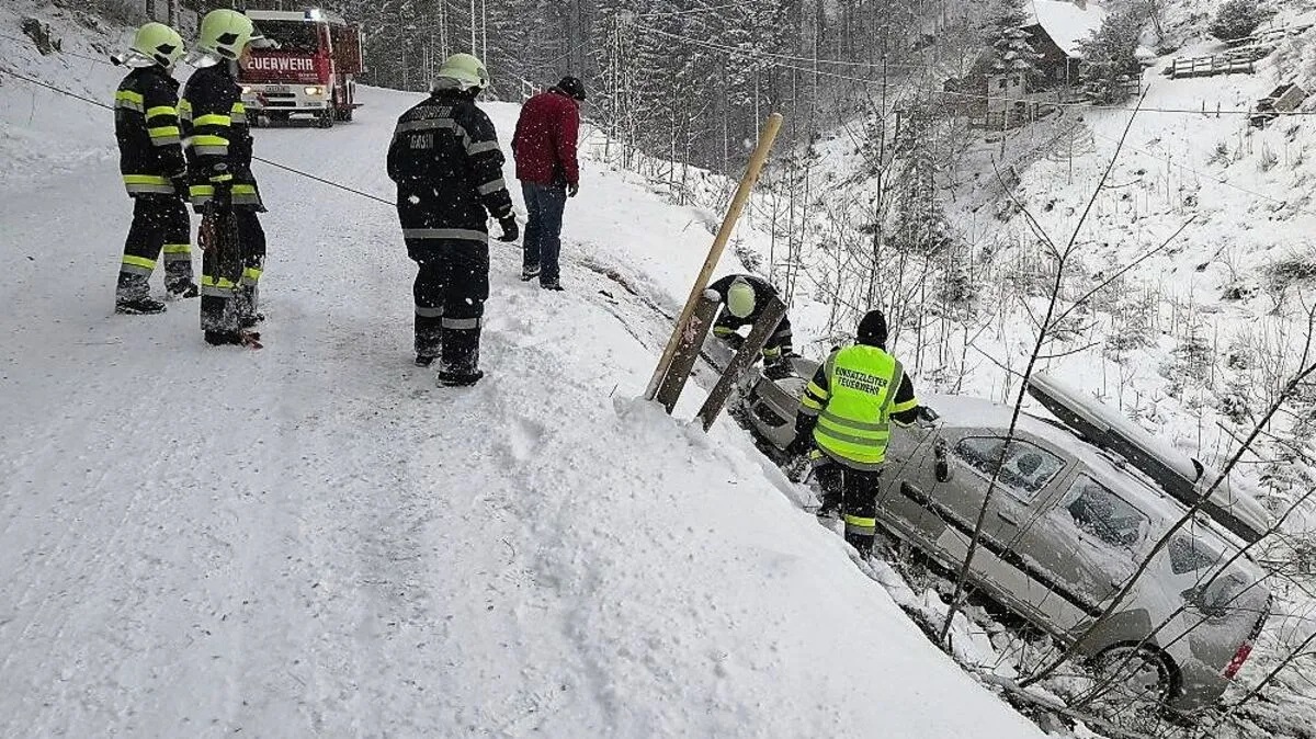 Die FF Gasen zog den Wagen wieder auf die Straße.