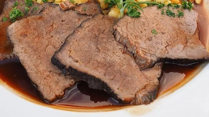 Rindsbraten in Rotweinsauce (Symbolbild)