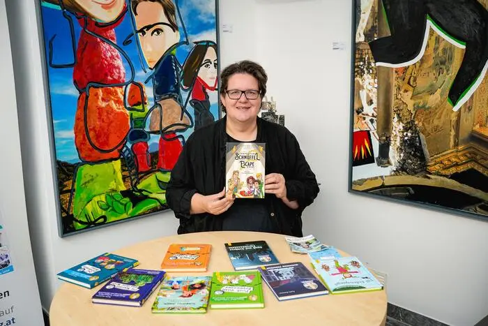 Kinderbuchautorin Karin Ammerer las den drei Schulklassen drei Fälle aus ihren Ratekrimis rund um Inspektor Schnüffel vor