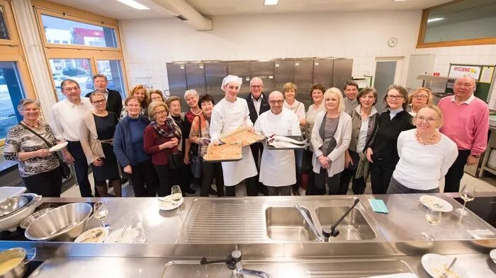   "Tutto Pesce - alles Fisch", unter dieser Devise fand auf Initiative der Dante Alighieri Gesellschaft Spittal-Millstätter See in der höheren Bundeslehranstalt für wirtschaftliche Berufe (HLW) ein Kochkurs statt.