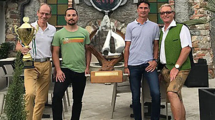 Mit zwei Trophäen kehrten die Segler in ihr Vereinshaus zurück: Wolfgang Babinsky, David Lang, Heimo Reicher, Robert Neumann