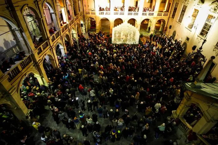 Advent, Innenstadt, Weihnachtsmarkt erster Adventsamstag, Weihnachtsmarkt von oben, Weihnachtsmarkt, Weihnachten, Eiskrippe, Christbaum illuminierung, Sujet, Graz am 20.11.2024