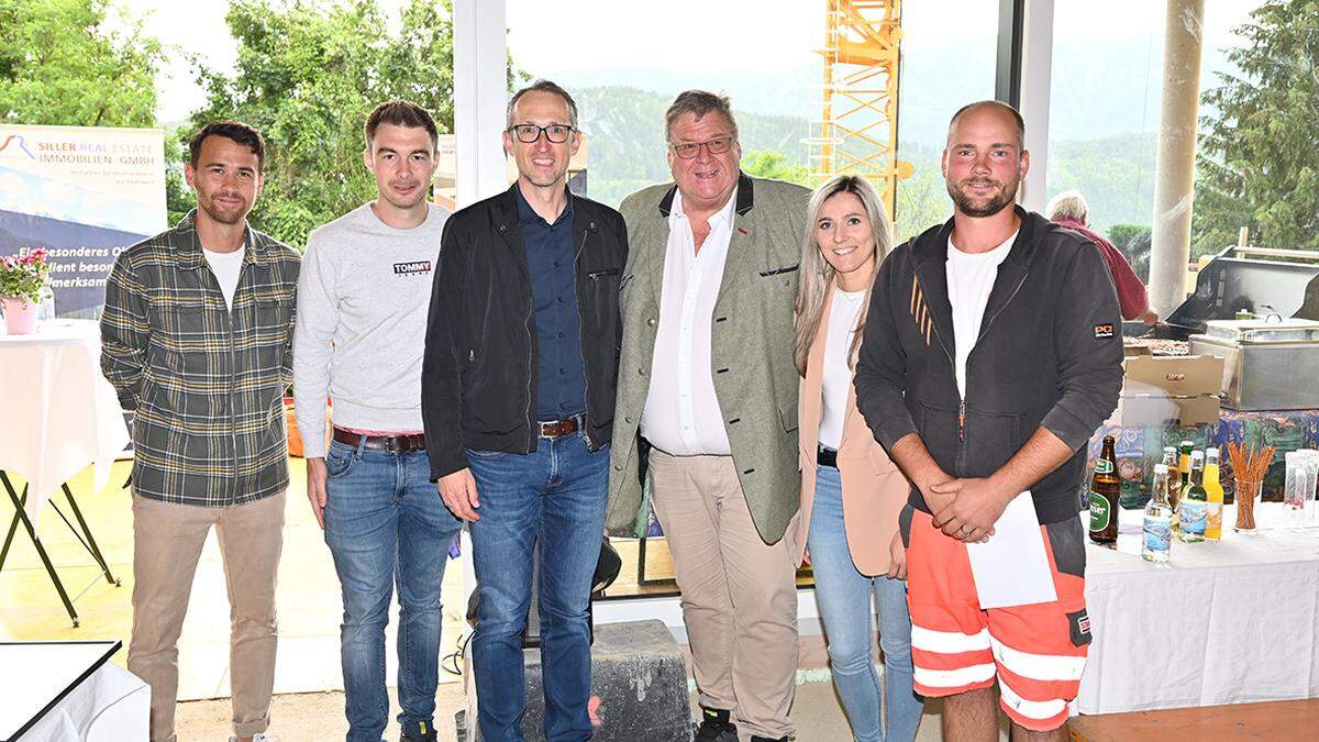 Michael Siller, Christian Preiml, Andreas Ebner, Manfred Siller, Lisa Drekonja und Patrick Hebein bei der Gleichenfeier (von links)