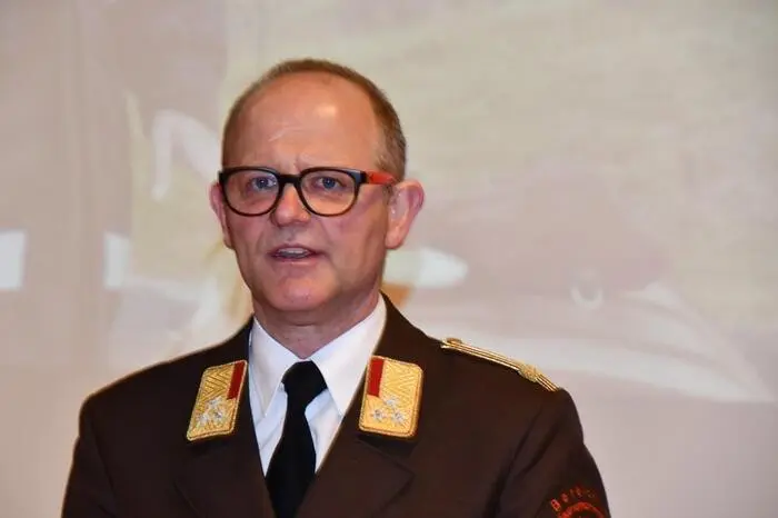 In einer Laudatio zeichnete E-BR Rupert Schweiger den Werdegang von Helmut Vasold nach, der am 15. März 1975 in die Feuerwehr Neumarkt eintrat.