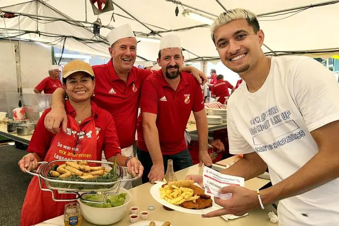  Neben „hauseigener“ Kulinarik und Weinkost ...