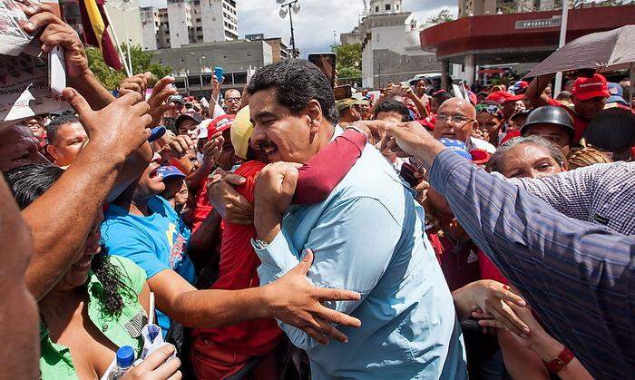 Venezuelas Präsident Maduro genießt das Bad in der Menge