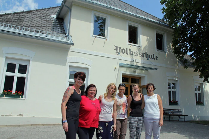 Kinder, Eltern und ehemalige Schüler bedauerten die Schließung der Schule.